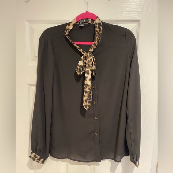Black button down with very cute leopard string - Picture 2 of 2